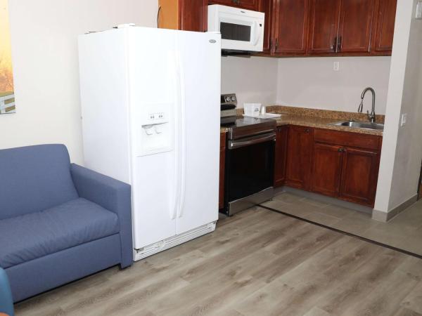 Days Inn & Suites by Wyndham San Antonio North/Stone Oak : photo 1 de la chambre suite lit king-size avec canapé - non-fumeurs