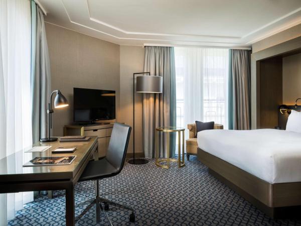 Hilton Vienna Plaza : photo 1 de la chambre chambre d'angle lit king-size