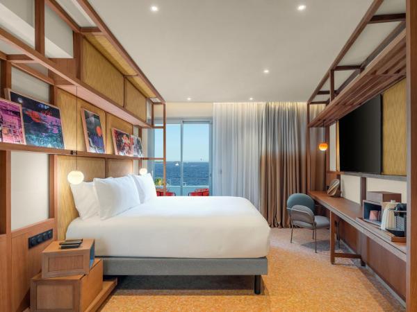 Canopy by Hilton Cannes : photo 5 de la chambre chambre premium avec lit king-size et vue sur la mer