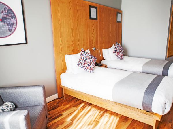 Ramada by Wyndham Belfast : photo 1 de la chambre chambre lits jumeaux