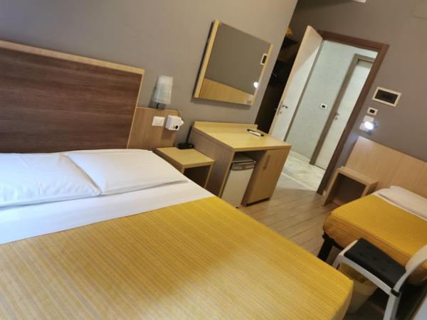 HOTEL BISSI : photo 3 de la chambre chambre triple avec salle de bains privative