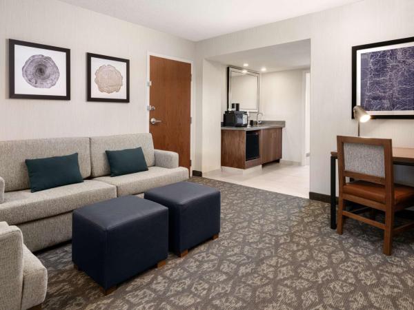 Embassy Suites by Hilton Portland Airport : photo 3 de la chambre suite 2 pièces avec lit king-size - non-fumeurs