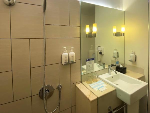 Holiday Inn Express Jakarta Pluit Citygate, an IHG Hotel : photo 4 de la chambre standard corner queen room