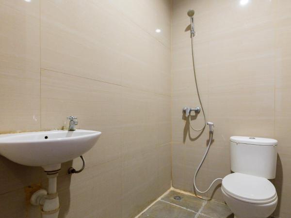 RedDoorz @ Raya Ngagel 2 : photo 6 de la chambre chambre lits jumeaux