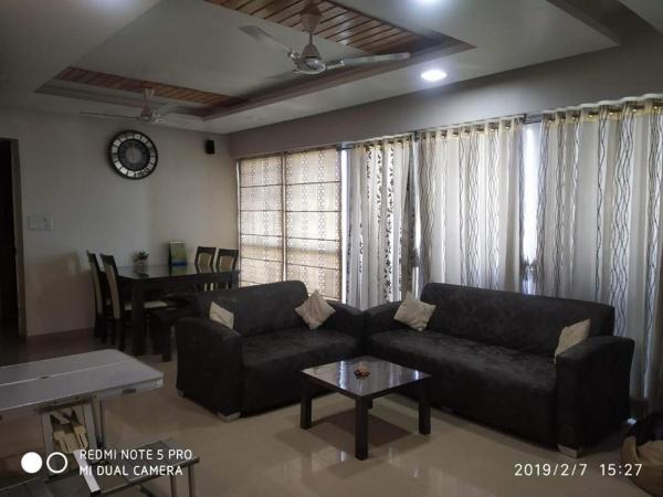 Royal Nest 3 BHK Suites AS : photo 1 de la chambre chambre double ou lits jumeaux avec balcon