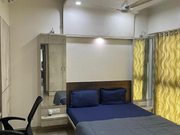 Royal Nest 3 BHK Suites AS : photo 3 de la chambre chambre double ou lits jumeaux avec balcon