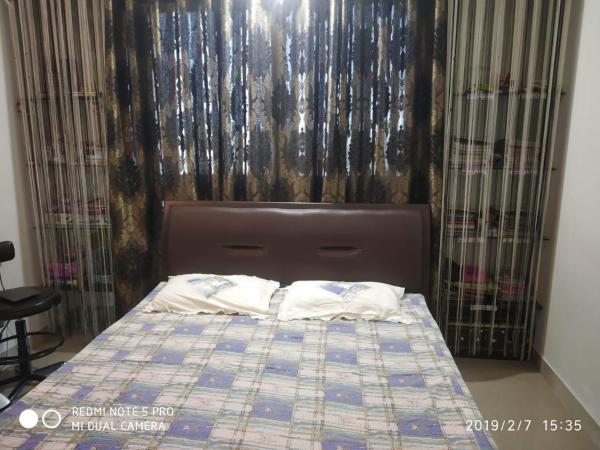 Royal Nest 3 BHK Suites AS : photo 6 de la chambre chambre double ou lits jumeaux avec balcon