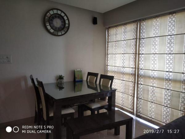 Royal Nest 3 BHK Suites AS : photo 7 de la chambre chambre double ou lits jumeaux avec balcon