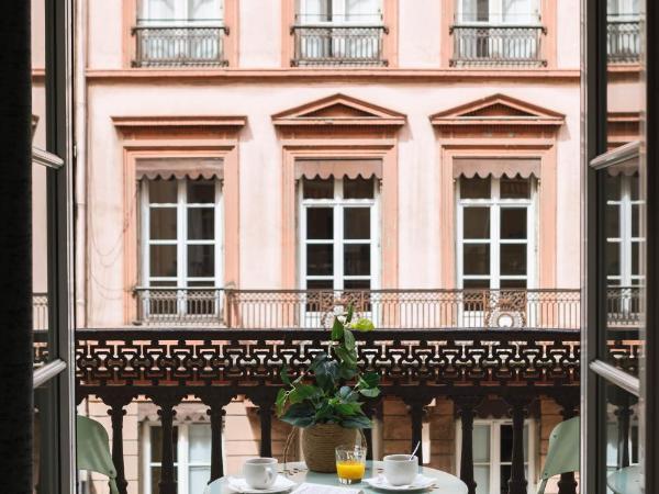 Hôtel du Dauphin : photo 1 de la chambre chambre double ou lits jumeaux avec balcon