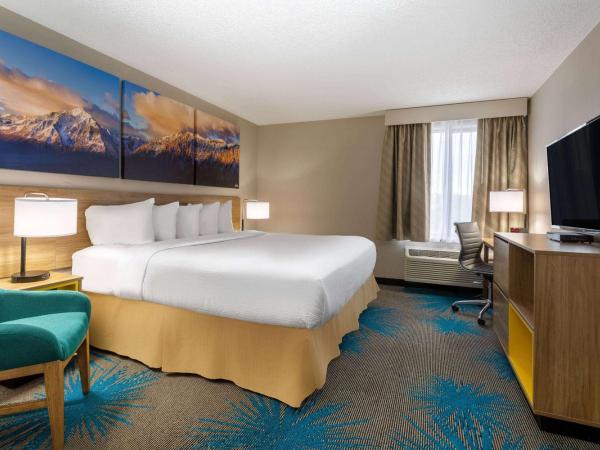 Days Inn & Suites by Wyndham Denver International Airport : photo 1 de la chambre chambre lit king-size - non-fumeurs
