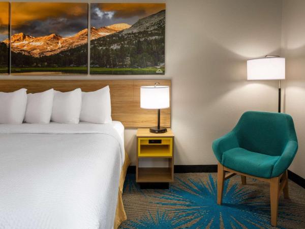 Days Inn & Suites by Wyndham Denver International Airport : photo 1 de la chambre chambre lit king-size pour personnes à mobilité réduite - non-fumeurs