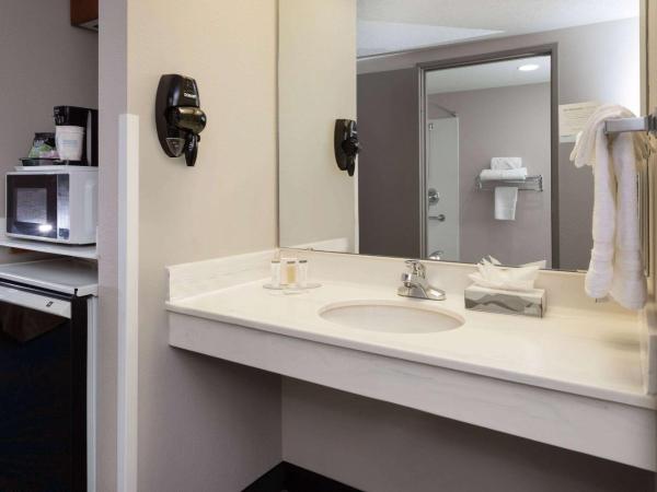 Days Inn & Suites by Wyndham Denver International Airport : photo 1 de la chambre suite studio avec 2 lits queen-size - non-fumeurs