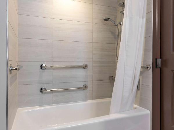 Hilton Vacation Club Oceanaire Virginia Beach : photo 6 de la chambre suite 1 chambre lit king-size avec baignoire accessible aux personnes à mobilité réduite - vue partielle sur océan