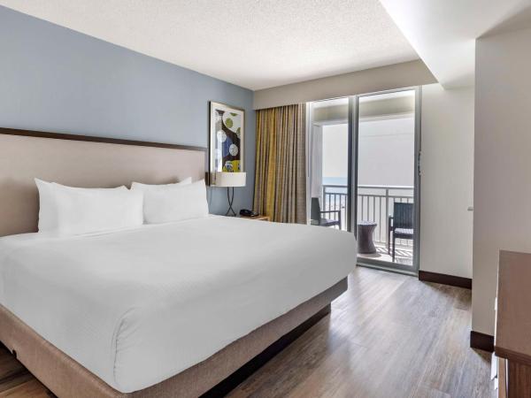 Hilton Vacation Club Oceanaire Virginia Beach : photo 2 de la chambre suite 1 chambre lit king-size avec baignoire accessible aux personnes à mobilité réduite - vue partielle sur océan