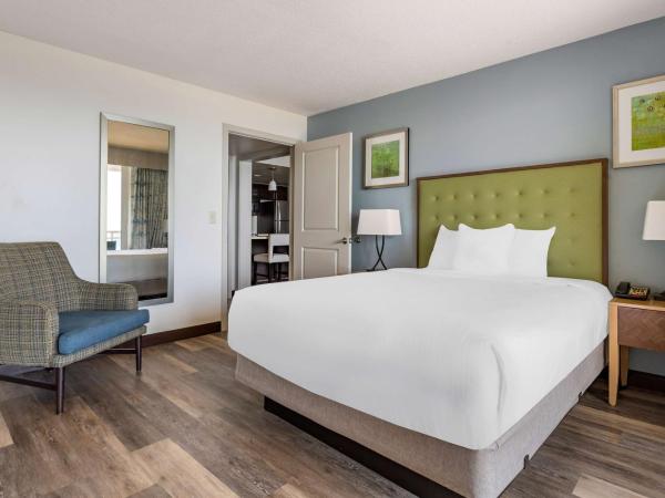 Hilton Vacation Club Oceanaire Virginia Beach : photo 1 de la chambre suite 1 chambre lit king-size avec baignoire accessible aux personnes à mobilité réduite - vue partielle sur océan