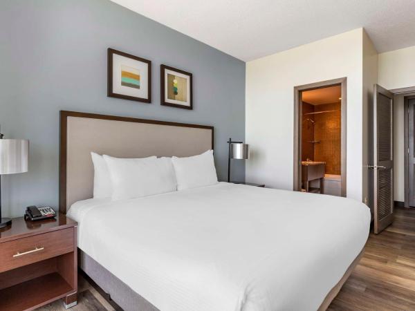 Hilton Vacation Club Oceanaire Virginia Beach : photo 2 de la chambre chambre lit queen-size avec baignoire accessible aux personnes à mobilité réduite - côté océan