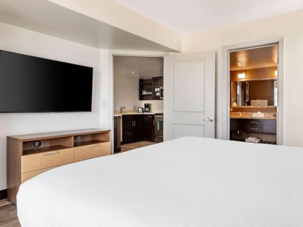 Hilton Vacation Club Oceanaire Virginia Beach : photo 4 de la chambre suite 1 chambre lit king-size avec baignoire accessible aux personnes à mobilité réduite - vue partielle sur océan