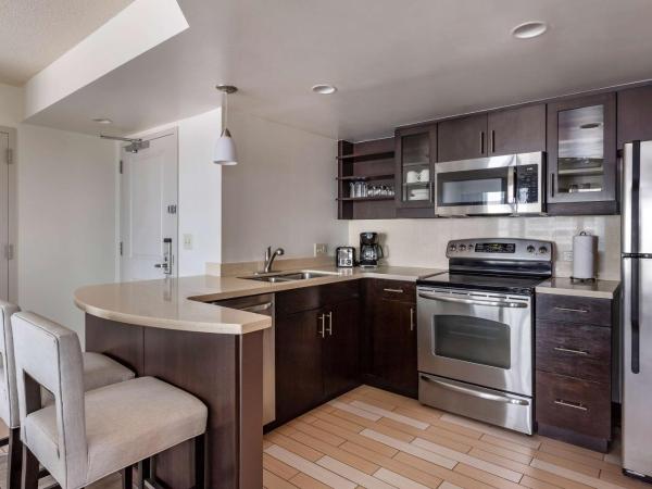 Hilton Vacation Club Oceanaire Virginia Beach : photo 5 de la chambre suite 1 chambre lit king-size avec baignoire accessible aux personnes à mobilité réduite - vue partielle sur océan