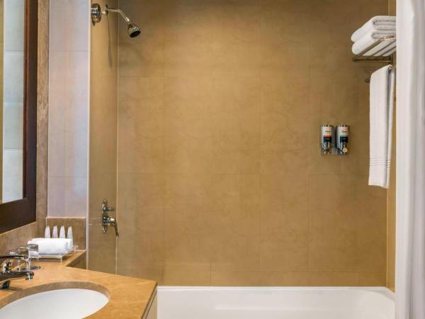 Four Points by Sheraton Sheikh Zayed Road : photo 3 de la chambre chambre lit king-size classique avec balcon - service de navette gratuit vers dubai mall et kite beach