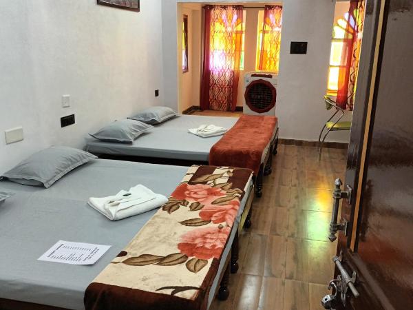 Jag Niwas Guest House & pure veg restaurant : photo 3 de la chambre chambre familiale deluxe