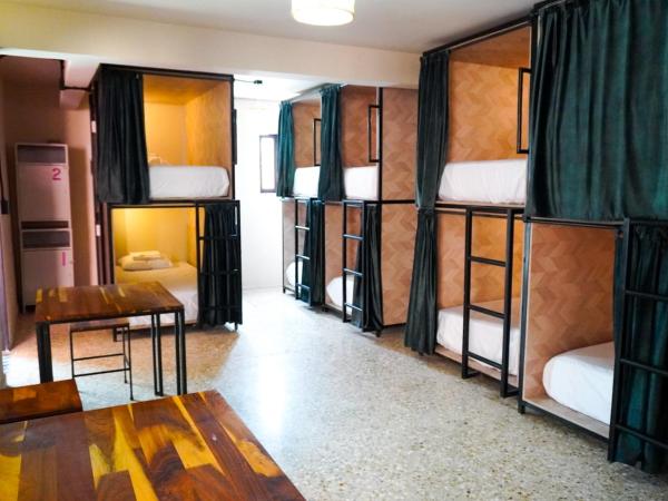 HOSTAL CHOCOLATE CALENDA : photo 3 de la chambre lit superposé dans dortoir mixte