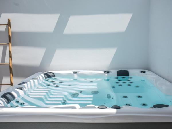 Νumi Boutique Hotel : photo 3 de la chambre suite junior avec bain à remous