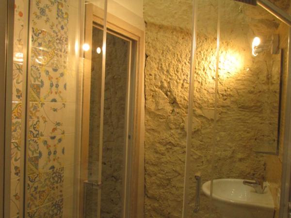 Enzo Home : photo 3 de la chambre chambre triple avec salle de bains privative