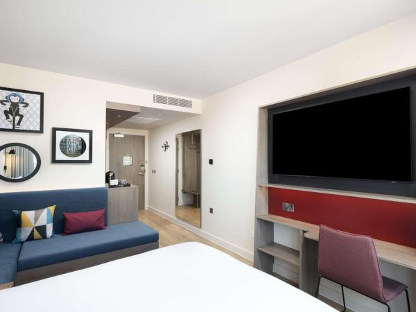 Hampton By Hilton London City : photo 1 de la chambre chambre lit queen-size avec canapé-lit