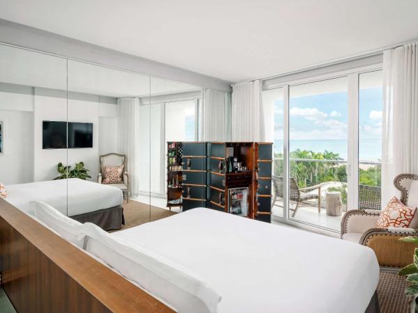 Nautilus Sonesta Miami Beach : photo 2 de la chambre hébergement lit king-size avec balcon - côté océan