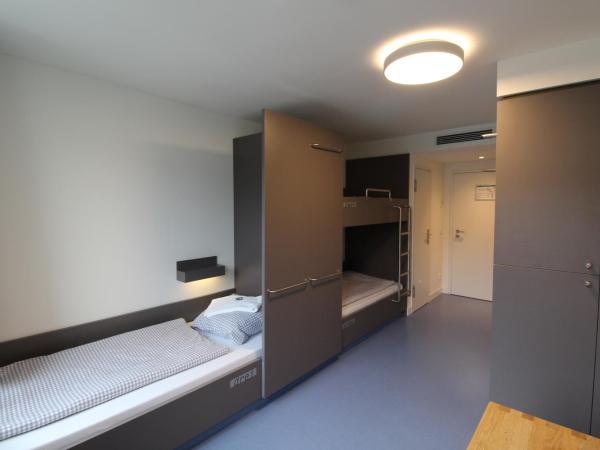 CVJM Jugendhotel München : photo 2 de la chambre lits superposés dans dortoir pour femmes de 3 lits