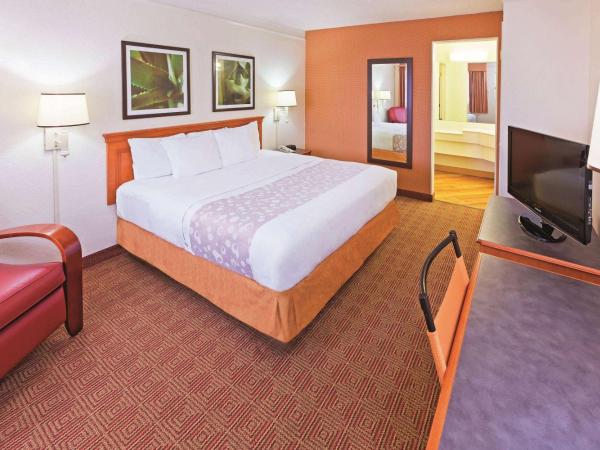 Super 8 by Wyndham San Antonio Near SeaWorld Ingram Park : photo 1 de la chambre chambre lit king-size standard