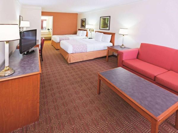 Super 8 by Wyndham San Antonio Near SeaWorld Ingram Park : photo 1 de la chambre suite junior avec 2 lits queen-size - non-fumeurs