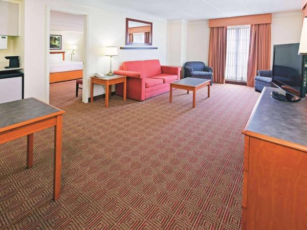 Super 8 by Wyndham San Antonio Near SeaWorld Ingram Park : photo 1 de la chambre suite lit king-size – non-fumeurs