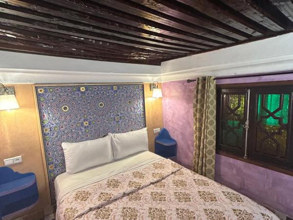 RIAD Dar Ouezzani : photo 1 de la chambre chambre double avec salle de bains privative