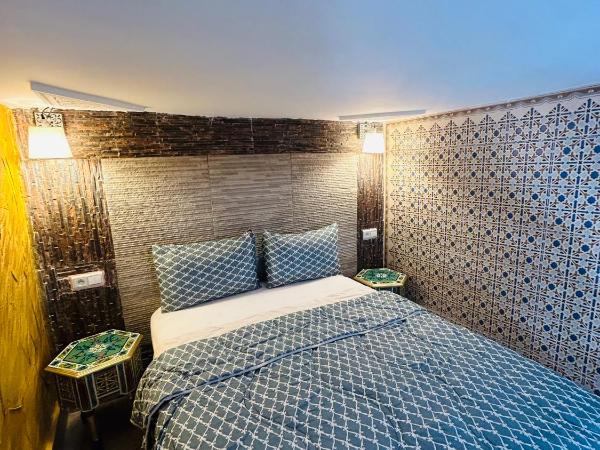 RIAD Dar Ouezzani : photo 5 de la chambre chambre quadruple avec salle de bains