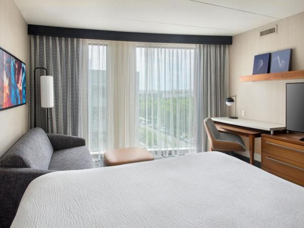 Courtyard by Marriott Philadelphia South at The Navy Yard : photo 2 de la chambre chambre lit king-size avec canapé-lit