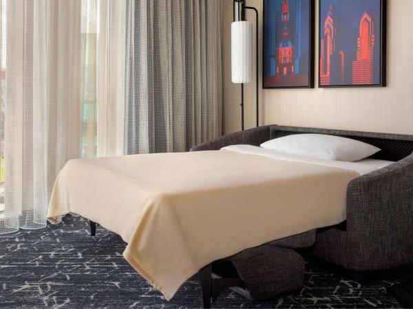 Courtyard by Marriott Philadelphia South at The Navy Yard : photo 3 de la chambre chambre lit king-size avec canapé-lit