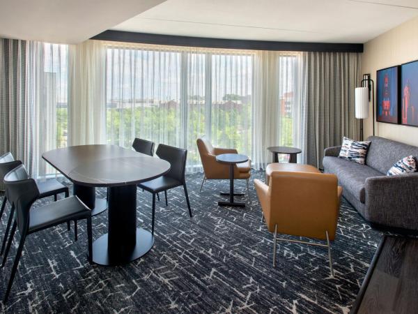 Courtyard by Marriott Philadelphia South at The Navy Yard : photo 6 de la chambre suite lit king-size avec canapé-lit