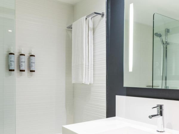 AC Hotel by Marriott Nice : photo 9 de la chambre junior suite avec vue sur mer partielle