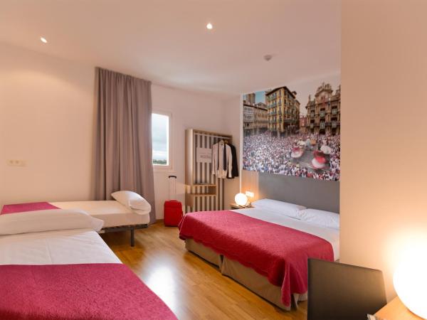 IRAIPE Pamplona Hostal Auto Check-in : photo 1 de la chambre chambre quadruple