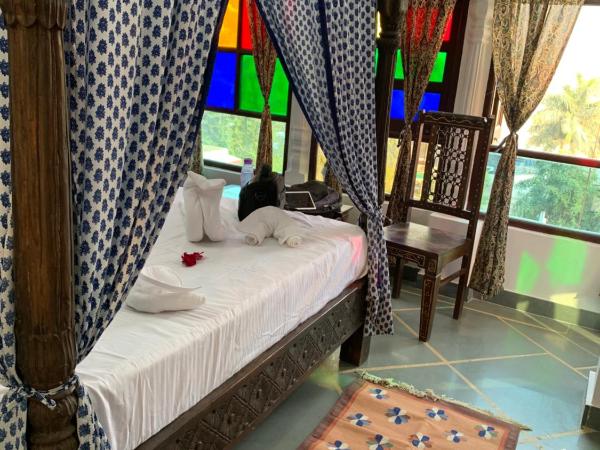 Soham Haveli Udaipur : photo 10 de la chambre chambre lit king-size - vue sur lac