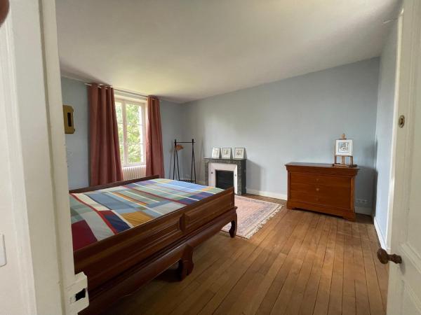 Clos des Minimes : photo 2 de la chambre chambre lit king-size - vue sur jardin