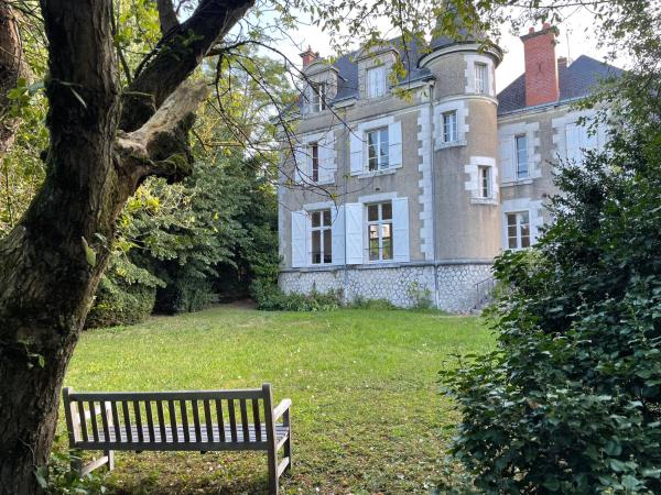 Clos des Minimes : photo 9 de la chambre chambre lit king-size - vue sur jardin