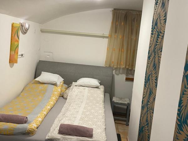 Centrum Wellness Hostel : photo 2 de la chambre chambre double avec salle de bains commune