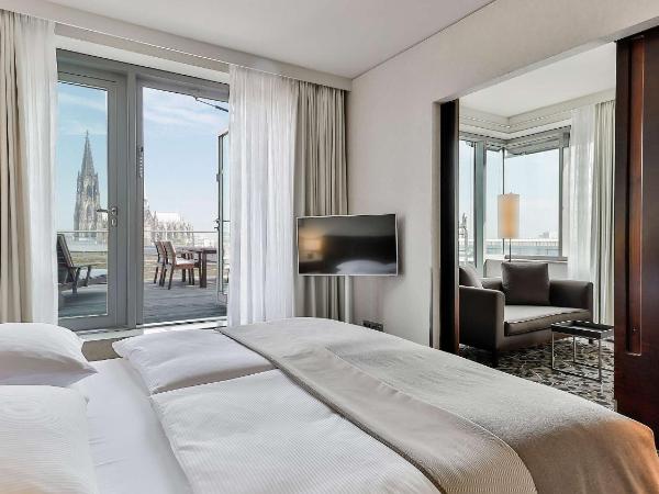 Dorint Hotel am Heumarkt Köln : photo 2 de la chambre suite deluxe avec lit king-size