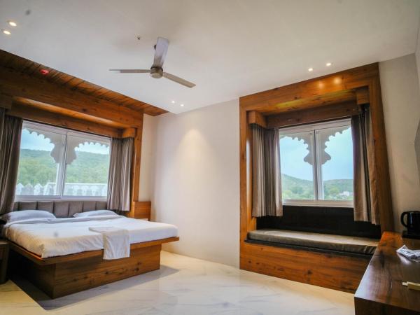 The Ekling Garh Hotel & Resort : photo 3 de la chambre chambre double - vue sur montagne