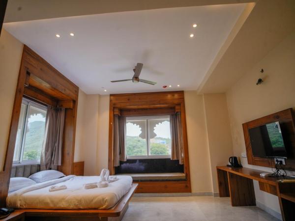 The Ekling Garh Hotel & Resort : photo 1 de la chambre chambre double - vue sur montagne