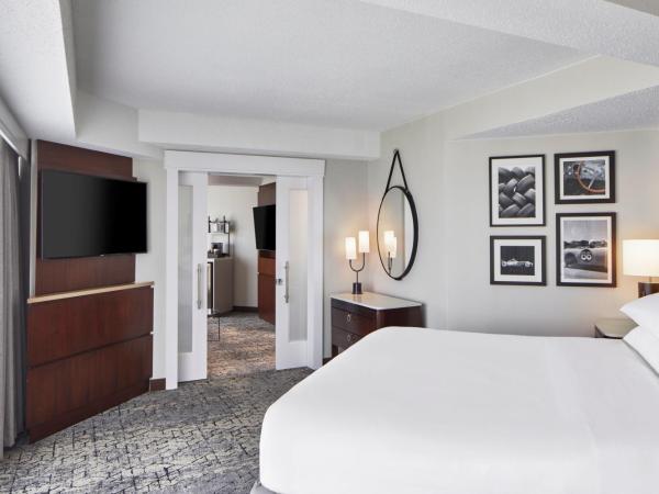 Sheraton Indianapolis Hotel at Keystone Crossing : photo 5 de la chambre suite lit king-size avec canapé-lit