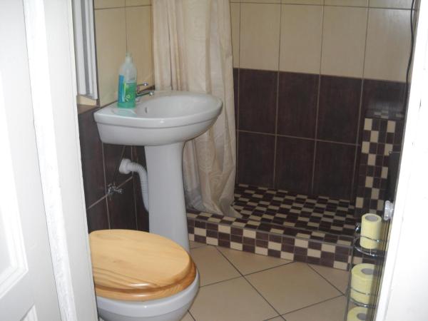 Villa Julia : photo 8 de la chambre chambre lits jumeaux standard avec salle de bains commune