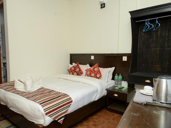 Hotel Admire Pokhara Pvt. Ltd. : photo 3 de la chambre chambre lit king-size - vue sur montagne